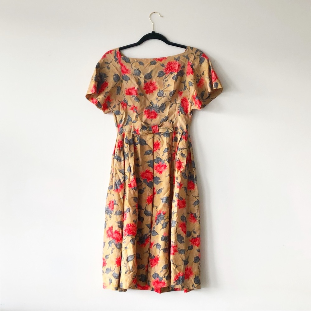 Gorgeous vintage dress. Fits like a small/medium no labels inside. Mad Men 50s